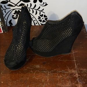 Black wedges